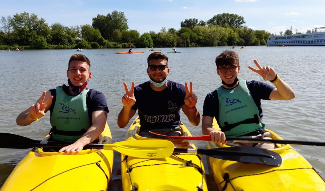 Tutti i canoa per ripulire l'ambiente