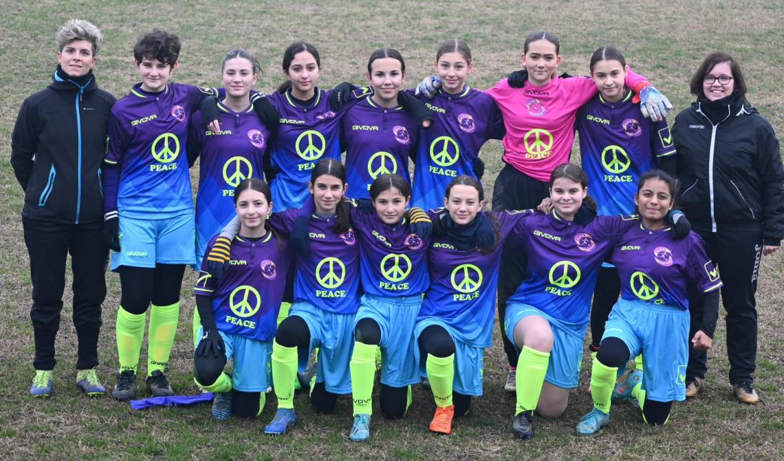 Le ragazze del calcio rodigino promuovono un messaggio di pace