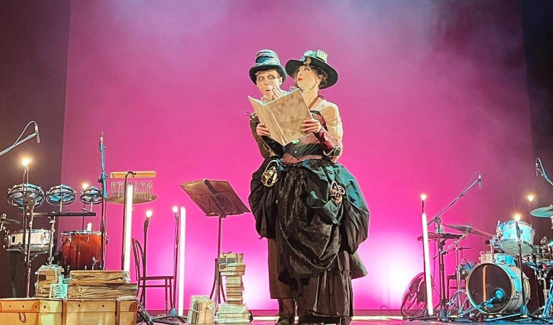 Veronica Pivetti e Alessandro Nidi in “L’inferiorità mentale della donna”