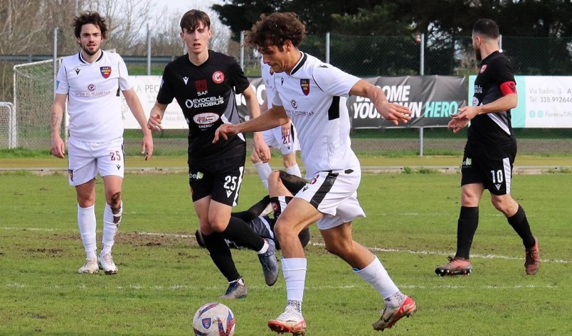 Il polesano Luca Gotti è il neo mister del Lecce.  In serie D l’Adriese sbanca la capolista Clodiense. 