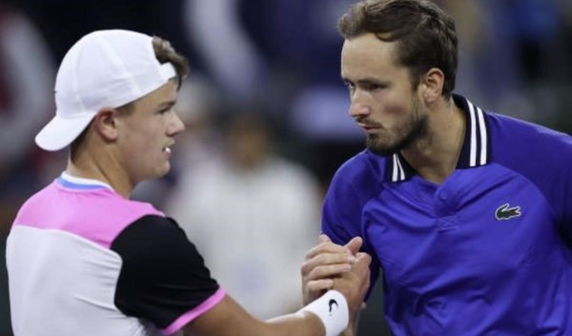 Medvedev vola in semifinale ad Indian Wells: un match tra polemiche e nervosismi