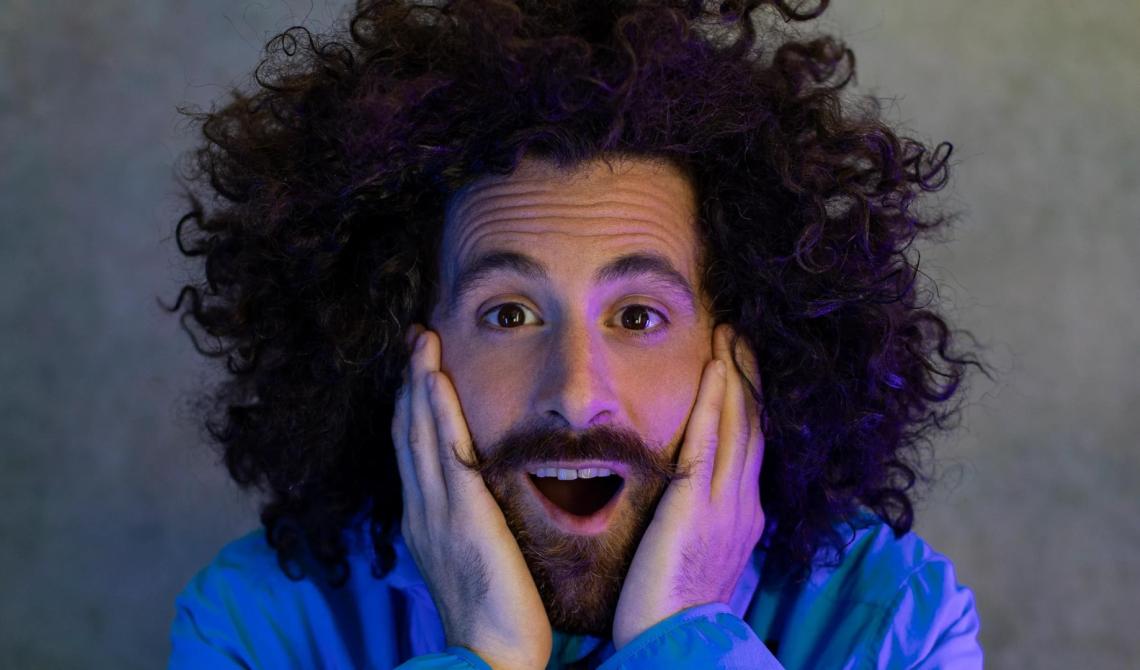 Gio Evan: Un'estate tra Musica, Poesia e Stand-up Comedy a Villa Venier