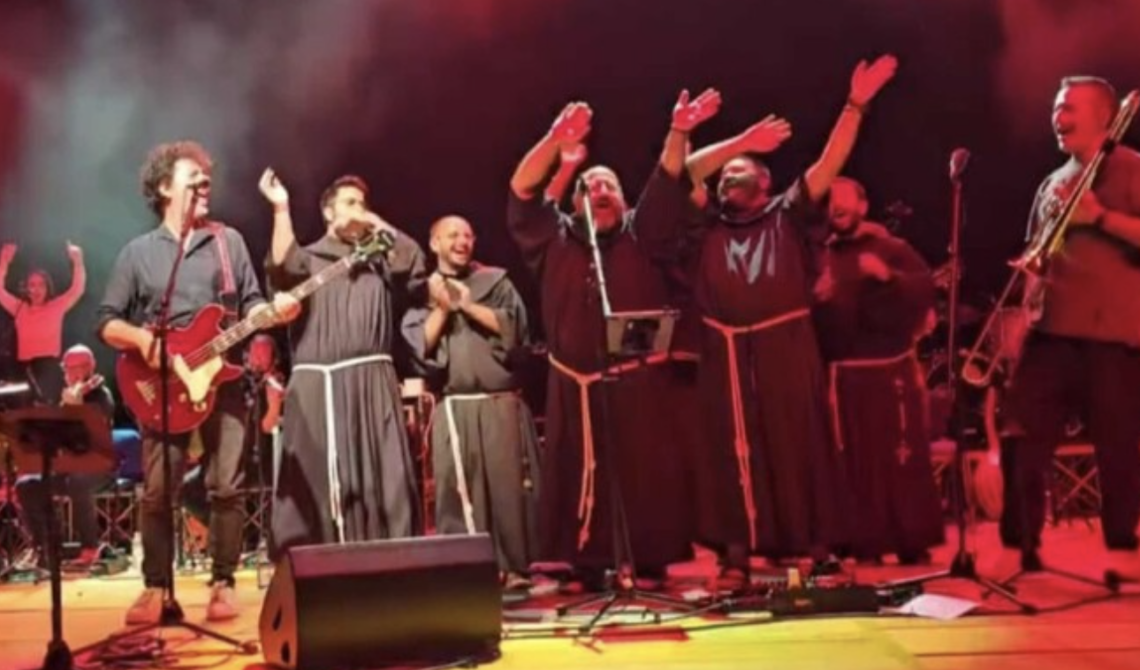 I frati e la musica: un connubio inaspettato al concerto di Max Gazzé