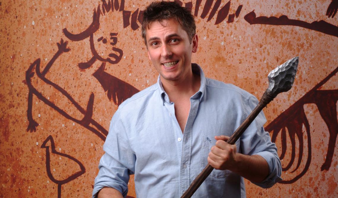 MAURIZIO COLOMBI IN CAVEMAN, L'UOMO DELLE CAVERNE
