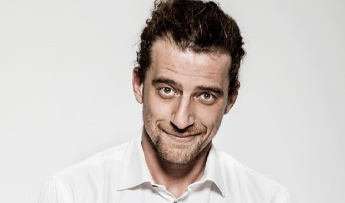 Maurizio Lastrico: il genio della comicità tra teatro, stand-up e cabaret