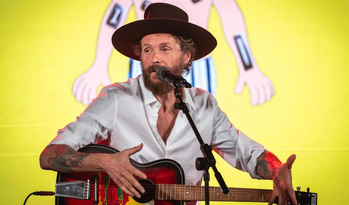 Jovanotti trionfa sulla scena e ha qualcosa da insegnarci