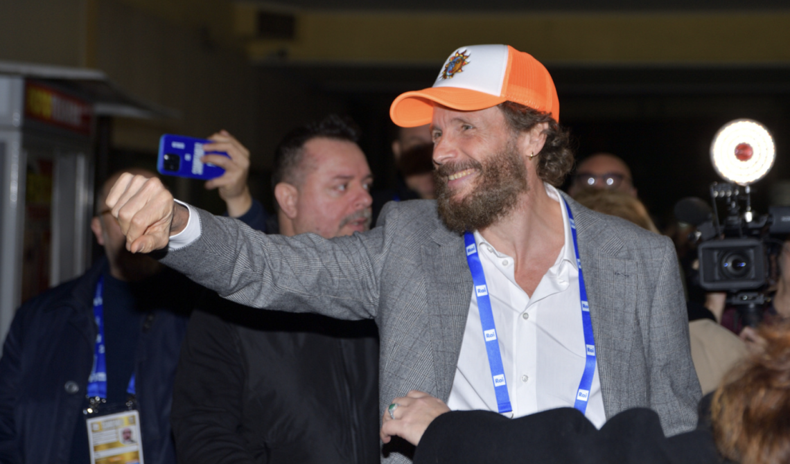 Jovanotti a Sanremo: Un Medley Spettacolare che Inizia Fuori dall'Ariston