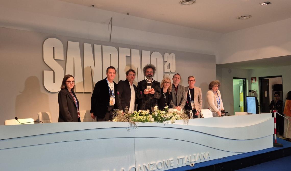 Sanremo 2025: Simone Cristicchi riceve il Premio Lunezia