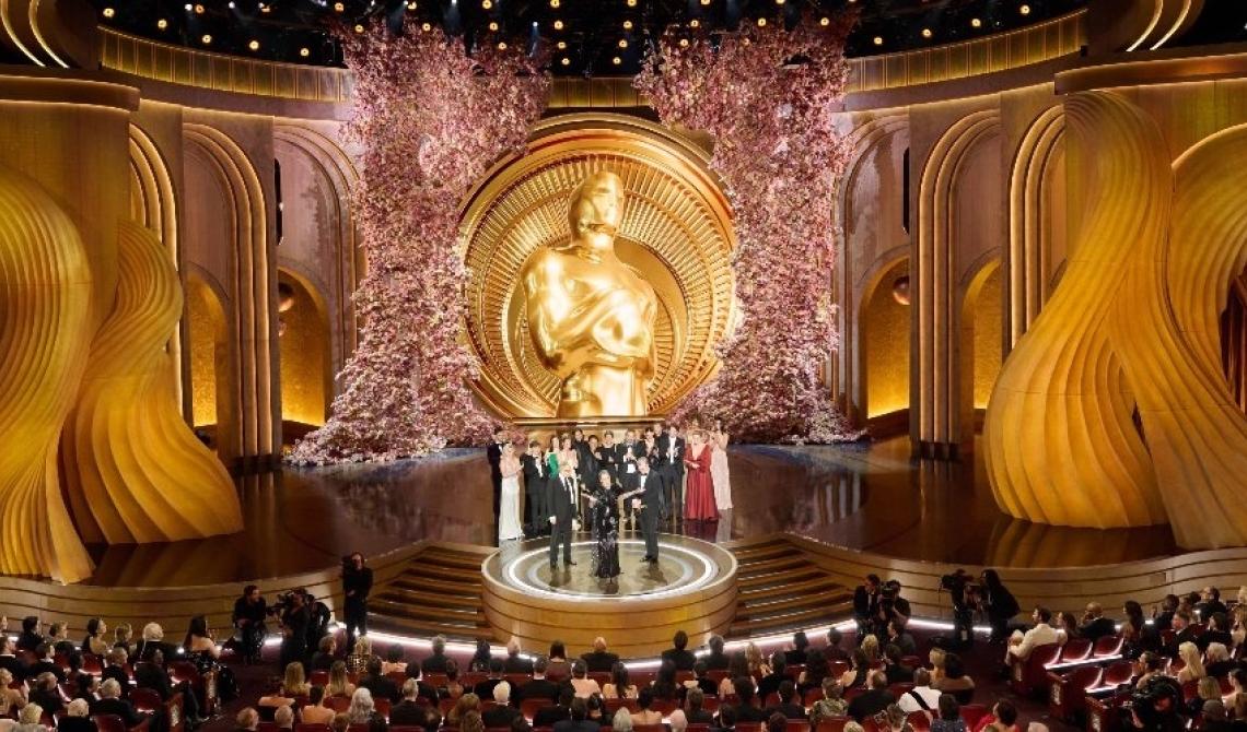 Hollywood si Prepara per la Notte degli Oscar: Celebrità, Glamour e Attese