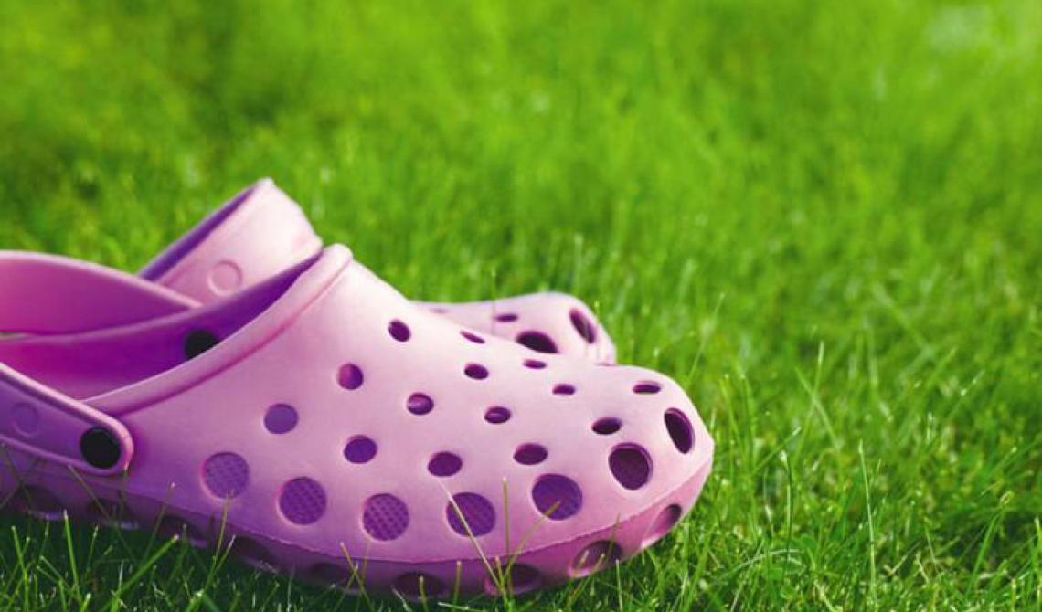 Tensioni nelle scuole USA: divieto delle Crocs tra sicurezza studentesca e moda