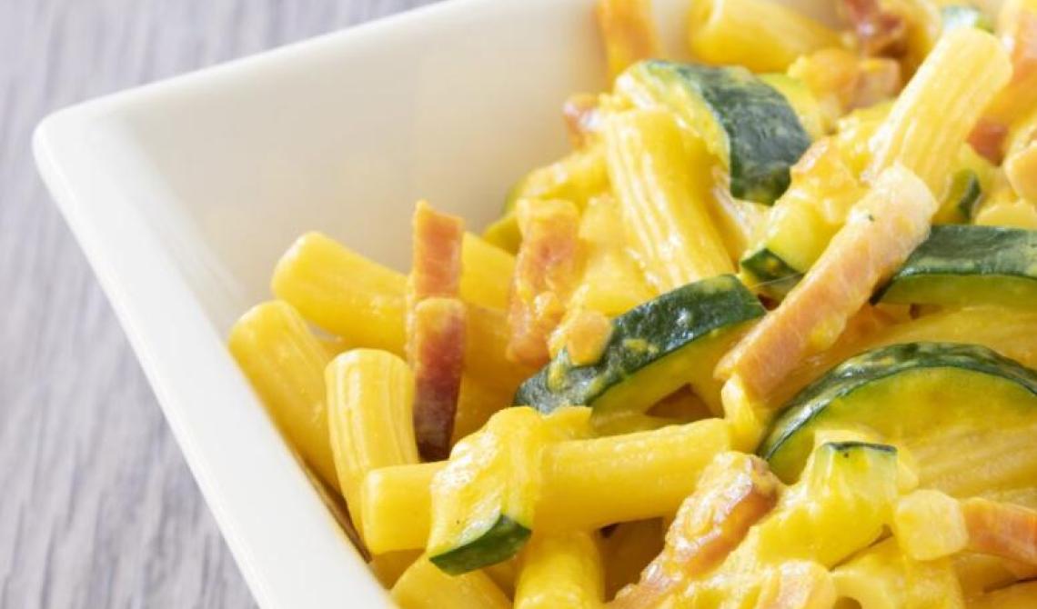 Pasta crudo e zucchine