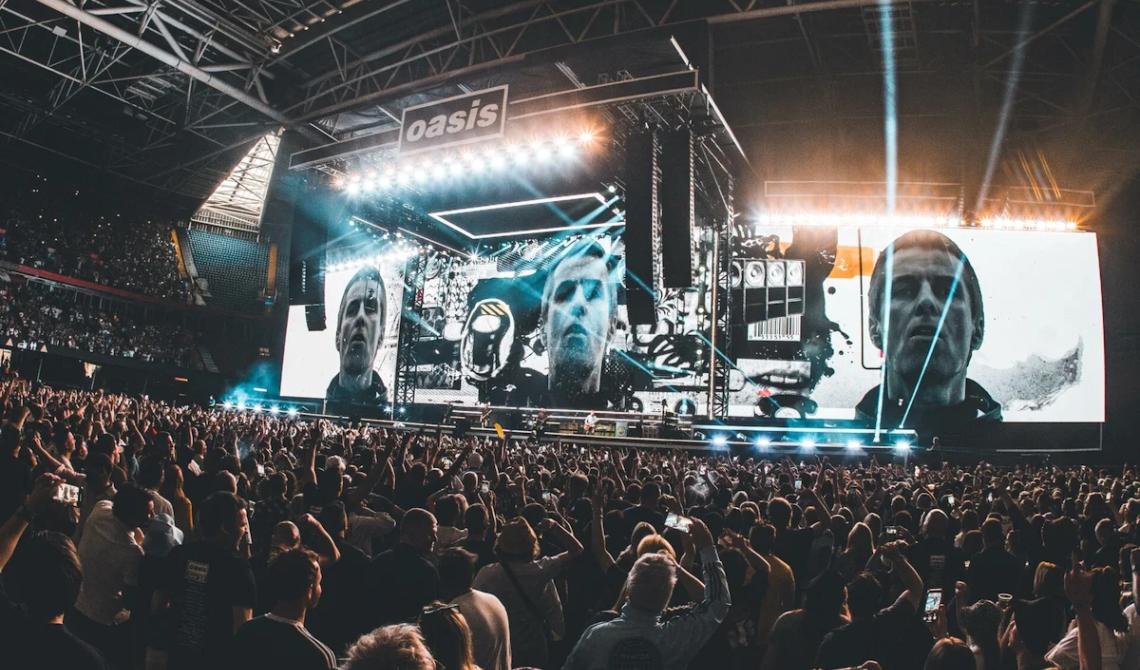 Tragedia al concerto degli Oasis: uomo precipita dalle tribune di Wembley durante lo show
