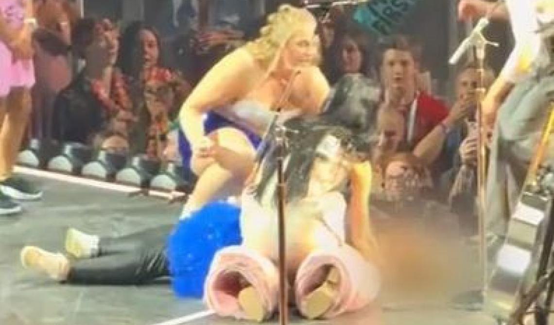 Katy Perry e il tour delle emozioni: tra incidenti e incontri memorabili
