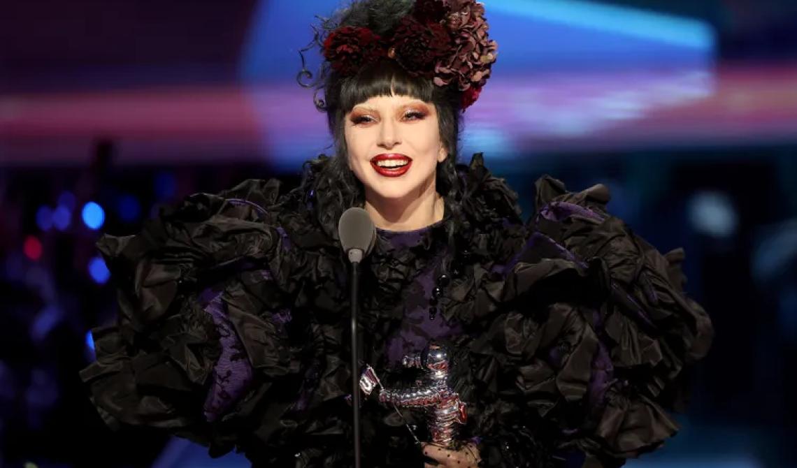 Lady Gaga incanta agli MTV Video Music Awards: Artista dell’Anno e protagonismo assoluto