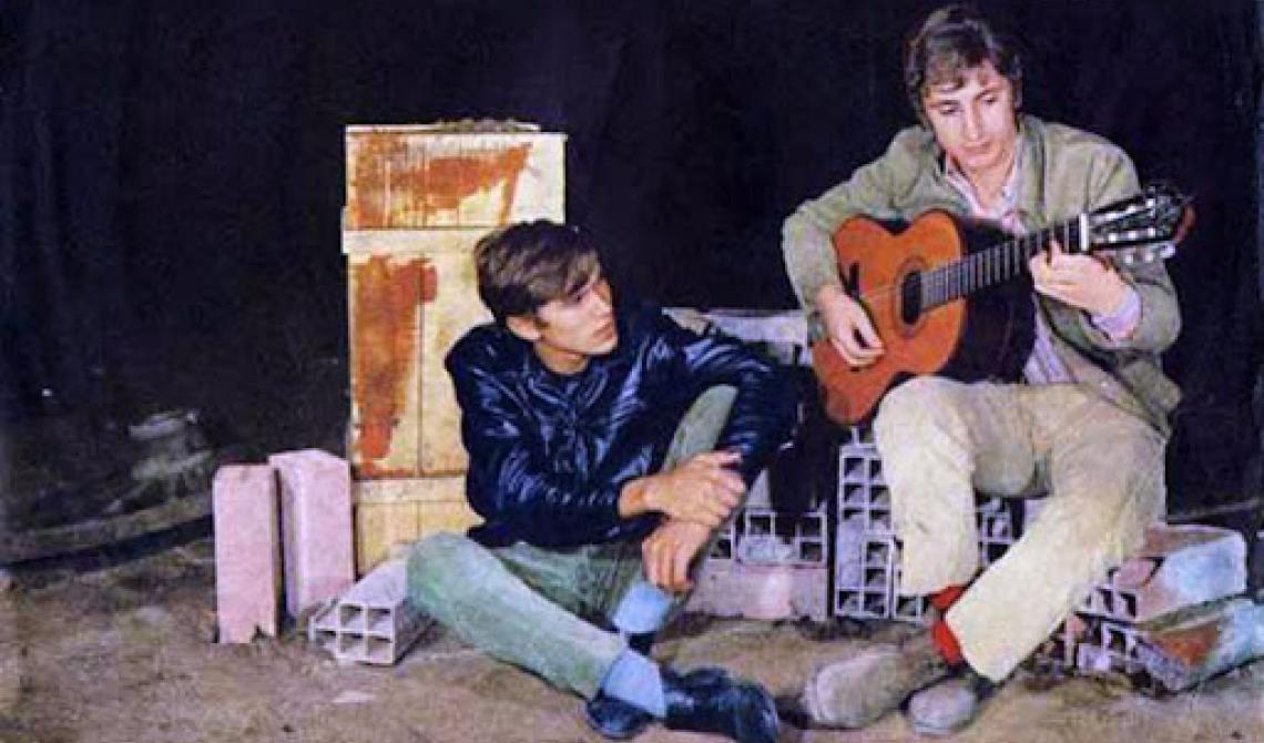 Gianni Morandi torna sui social e annuncia un tour per celebrare i 60 anni di “C’era un ragazzo che come me amava i Beatles e i Rolling Stones”