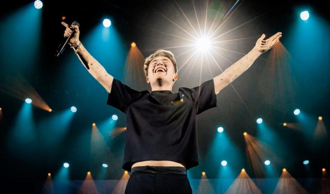 Alfa fa decollare il Forum: primo volo sold out per il suo tour