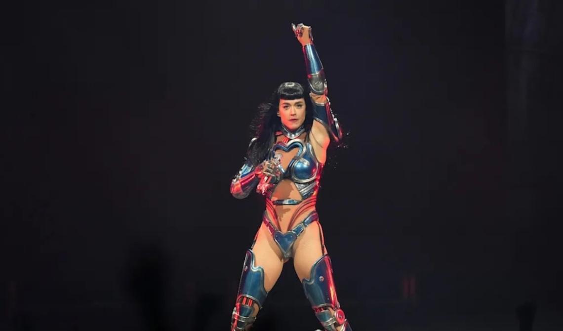 Katy Perry accende l’Unipol Arena con il suo “Lifetime Tour” futuristico