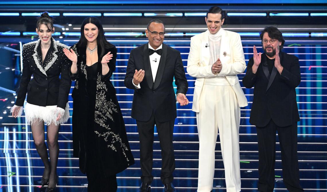 Sanremo 2026, la seconda serata emoziona: Lauro commuove l&rsquo;Ariston e la gara si accende