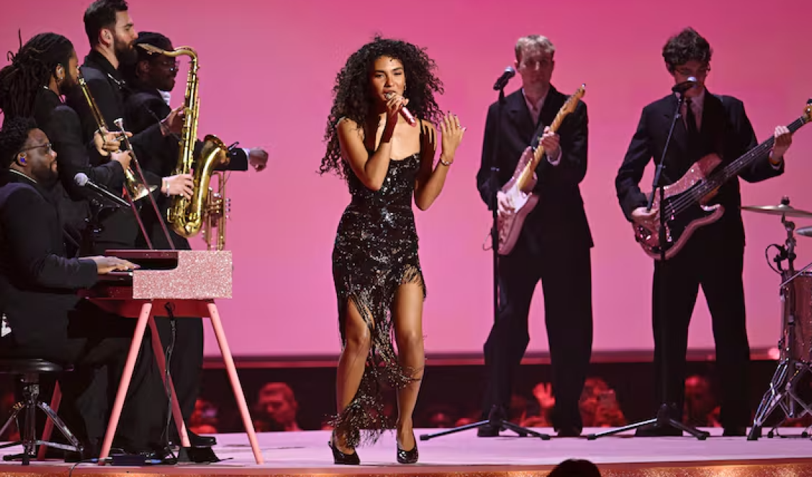 BRIT Awards 2026, trionfa Olivia Dean tra ritorni, polemiche e omaggi