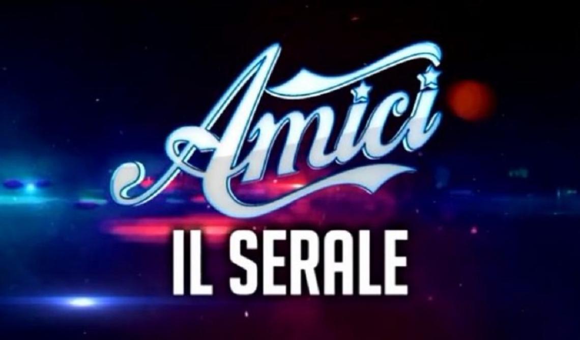 Amici 25 al via il serale: 17 concorrenti, tre squadre e la rivoluzione dei quattro giudici