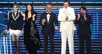 Sanremo 2026, la seconda serata emoziona: Lauro commuove l&rsquo;Ariston e la gara si accende