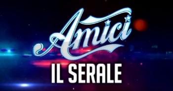 Amici 25 al via il serale: 17 concorrenti, tre squadre e la rivoluzione dei quattro giudici
