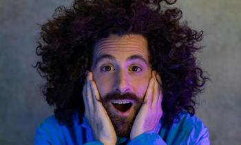 Gio Evan: Un'estate tra Musica, Poesia e Stand-up Comedy a Villa Venier