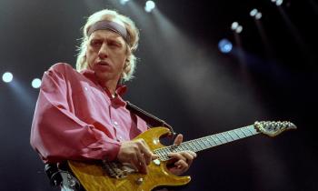 Mark Knopfler pubblica il nuovo singolo "Two Pairs Of Hands"
