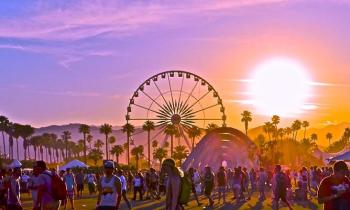 Nelly Furtado al Coachella: caduta, risate e un taglio al pollice