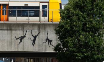 Banksy torna a Brick Lane con nuovi stencil: un tributo agli inizi e un messaggio per il futuro