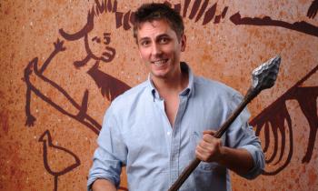 MAURIZIO COLOMBI IN CAVEMAN, L'UOMO DELLE CAVERNE