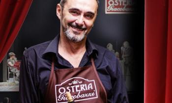 Osteria Giacobazzi: il teatro diventa una festa di vino, risate e spettacolo!