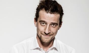 Maurizio Lastrico: il genio della comicità tra teatro, stand-up e cabaret