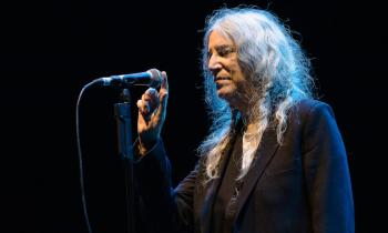  Patti Smith crolla sul palco in Brasile, ma torna per un'ultima emozionante esibizione