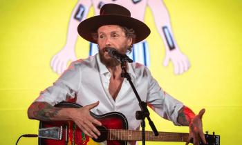 Jovanotti trionfa sulla scena e ha qualcosa da insegnarci