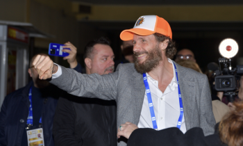 Jovanotti a Sanremo: un medley spettacolare che inizia fuori dall'Ariston