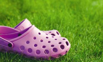 Tensioni nelle scuole USA: divieto delle Crocs tra sicurezza studentesca e moda