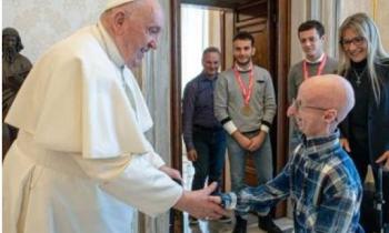 Papa Francesco e le telefonate che hanno toccato il cuore: storie di umanità e vicinanza 