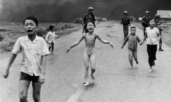 Il World Press Photo sospende l’attribuzione dell’iconica foto del napalm in Vietnam