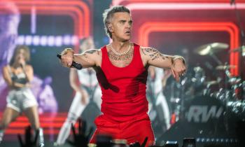 Robbie Williams incanta Trieste: un concerto tra cabaret e grandi emozioni