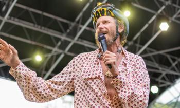 Jovanotti al No Borders: tra musica e riflessioni sulla pace nella cornice incantevole dei Laghi di Fusine