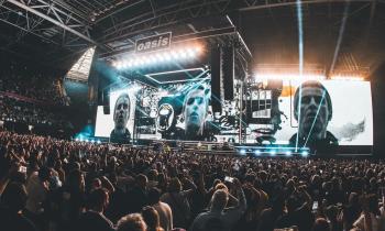 Tragedia al concerto degli Oasis: uomo precipita dalle tribune di Wembley durante lo show