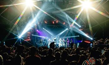 Ferragosto al Pride Village: quattro notti tra karaoke, Jo Squillo e feste bagnate 
