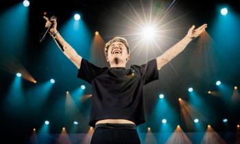 Alfa fa decollare il Forum: primo volo sold out per il suo tour