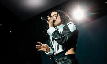 Rosal&iacute;a interrompe il concerto a Milano per un malore: &ldquo;Non posso continuare&rdquo;